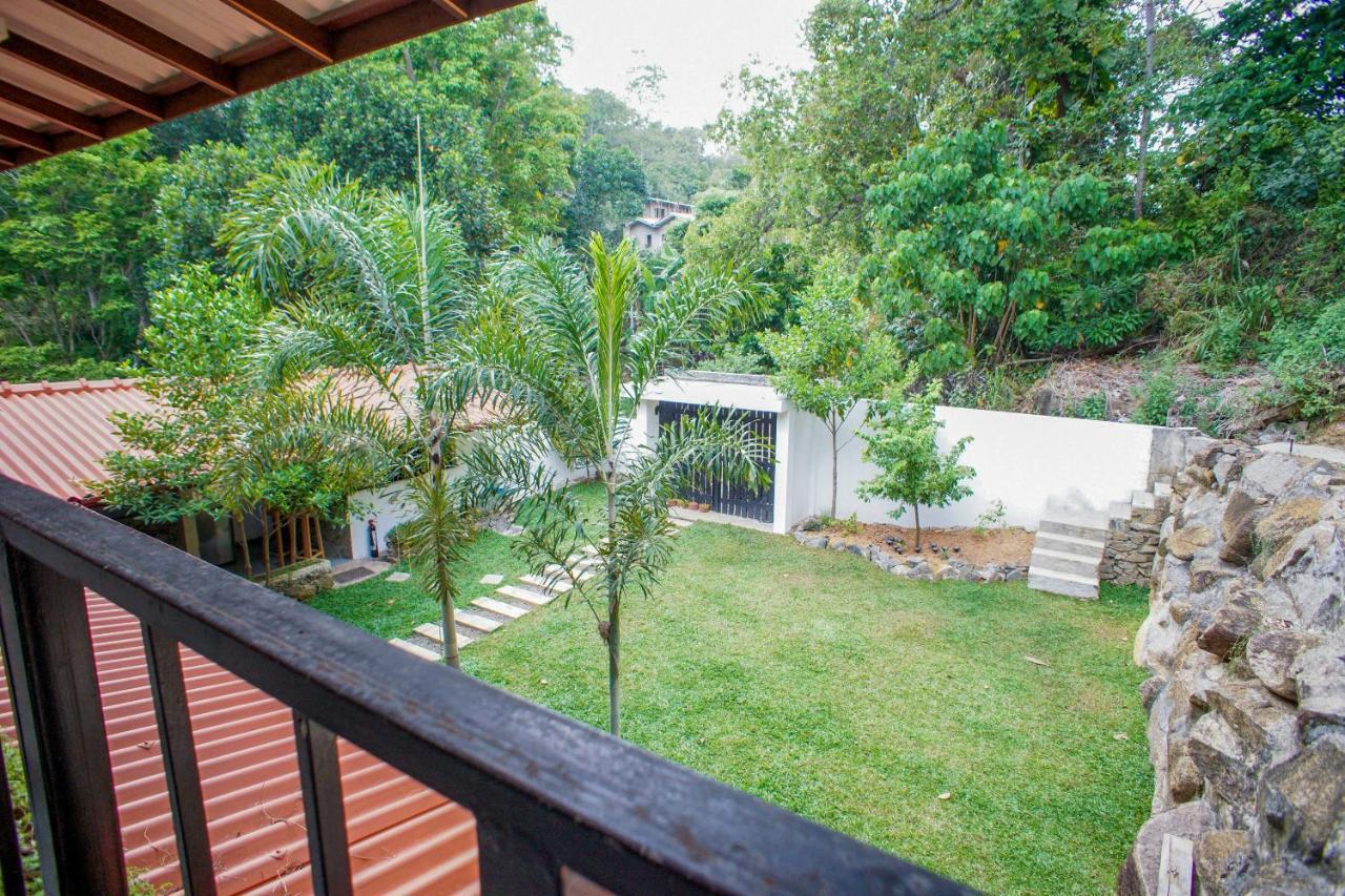 Pineview Hotell Unawatuna Exteriör bild