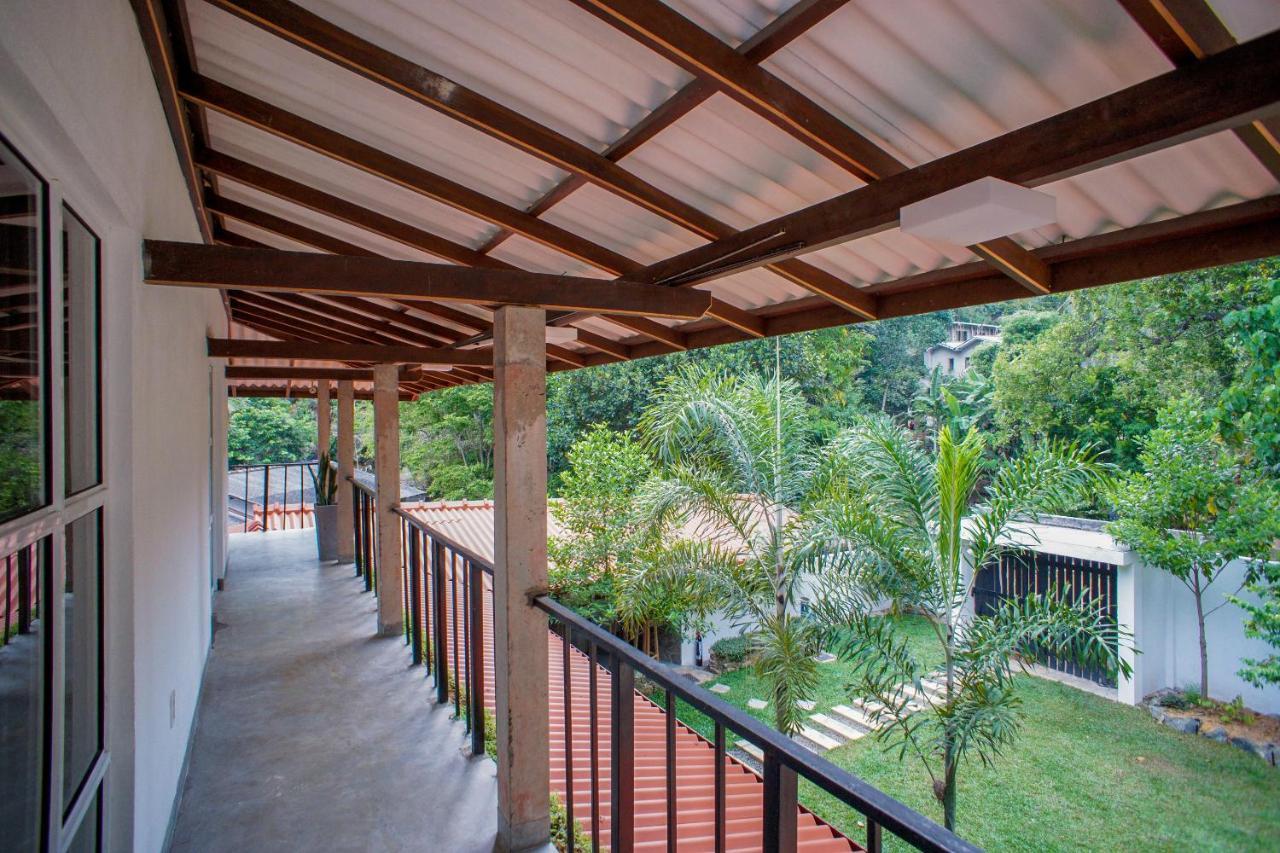Pineview Hotell Unawatuna Exteriör bild