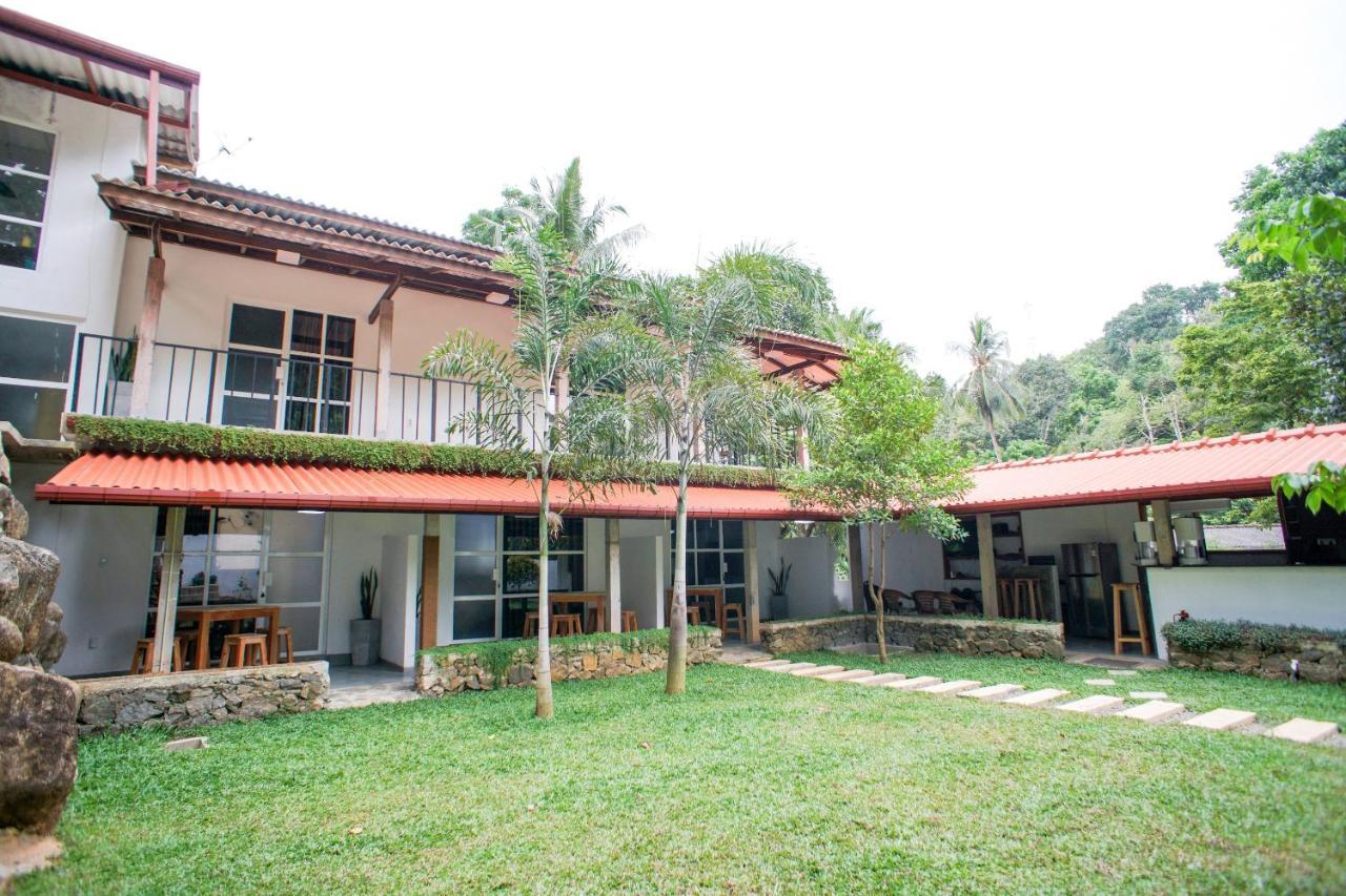 Pineview Hotell Unawatuna Exteriör bild
